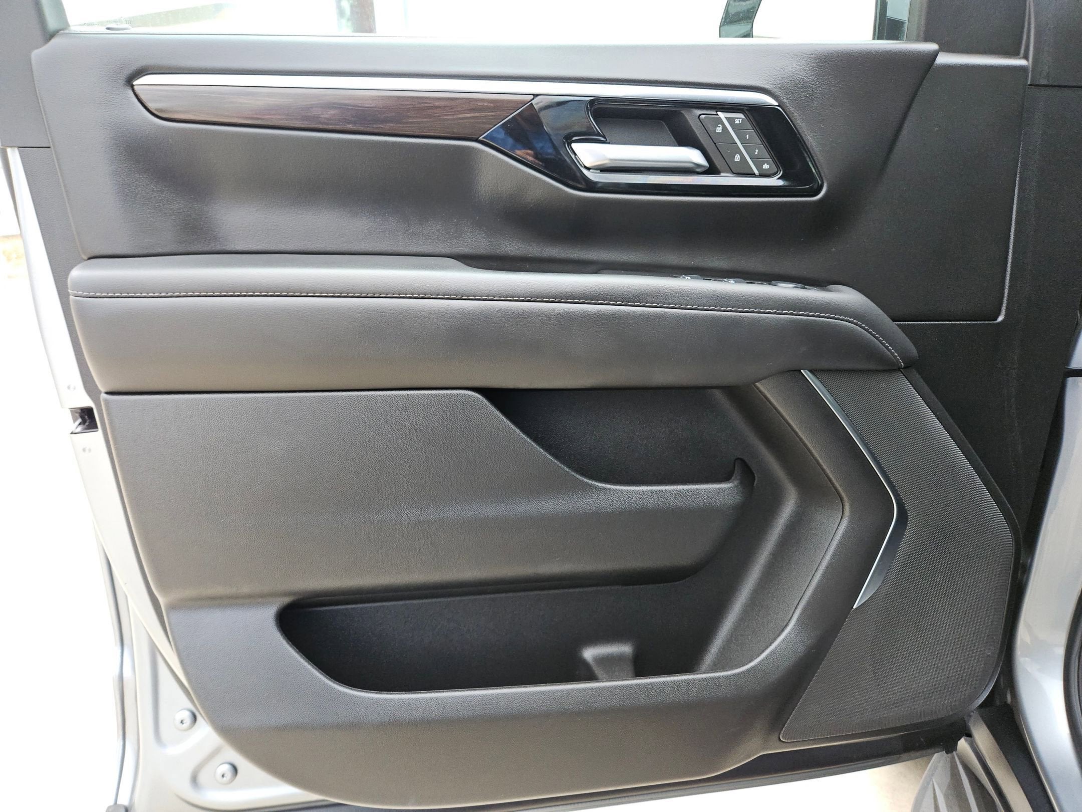 2025 Chevrolet Suburban LT