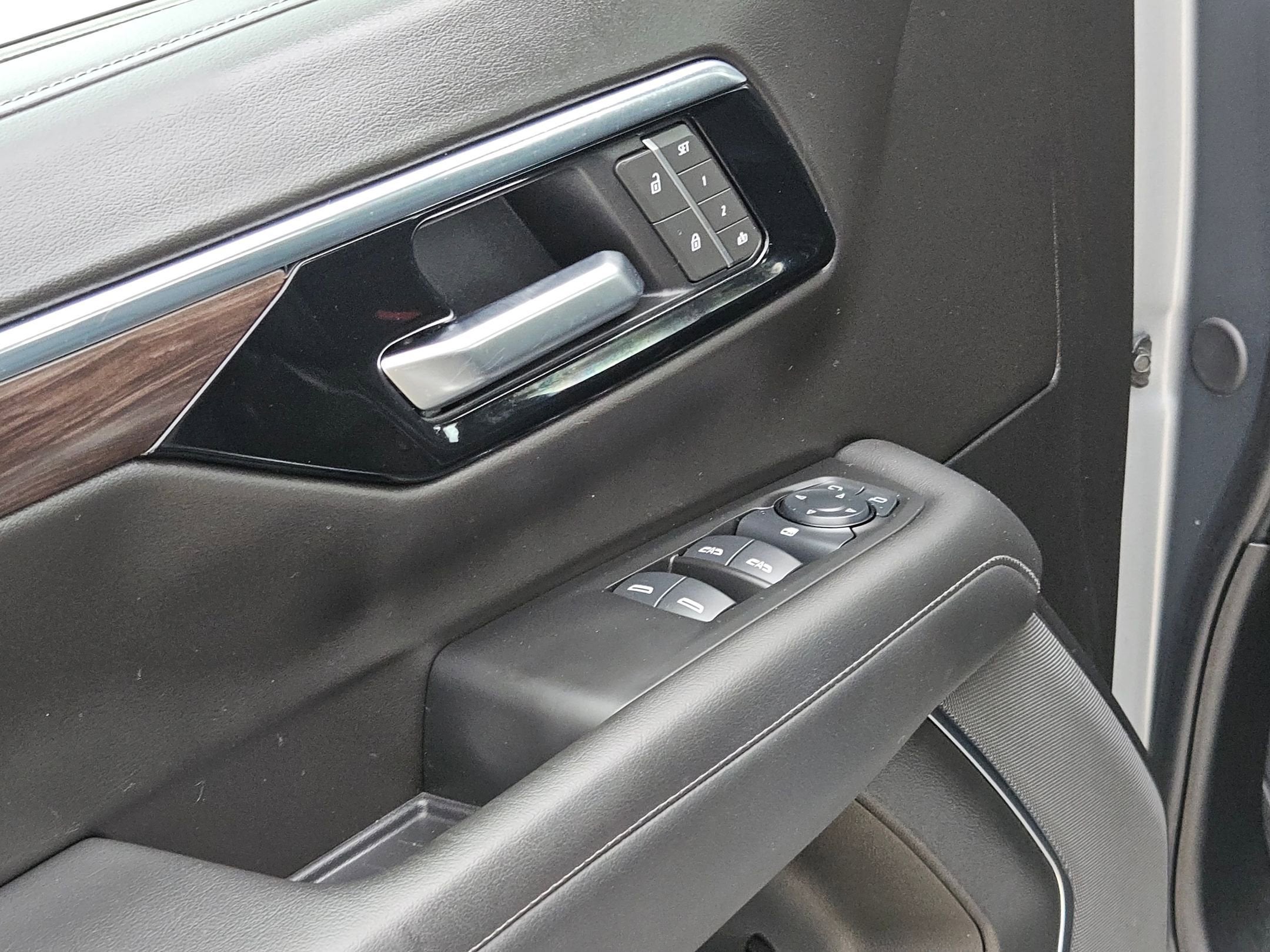 2025 Chevrolet Suburban LT