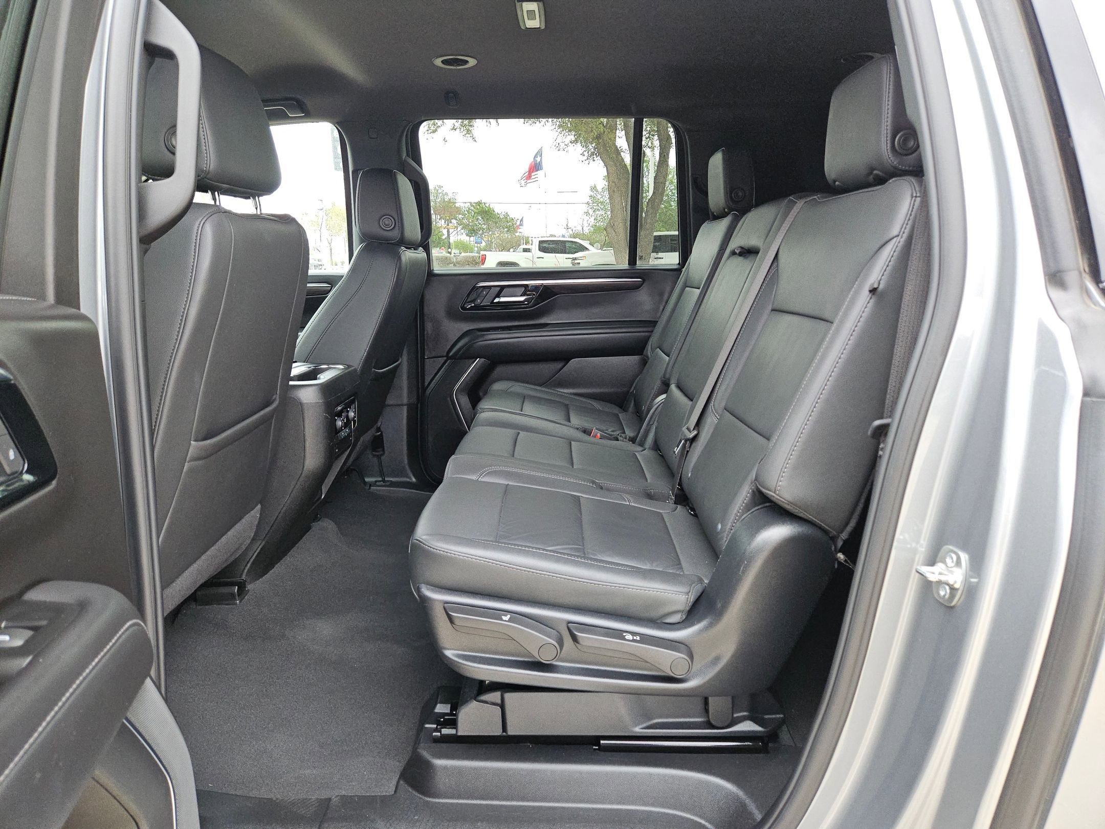 2025 Chevrolet Suburban LT