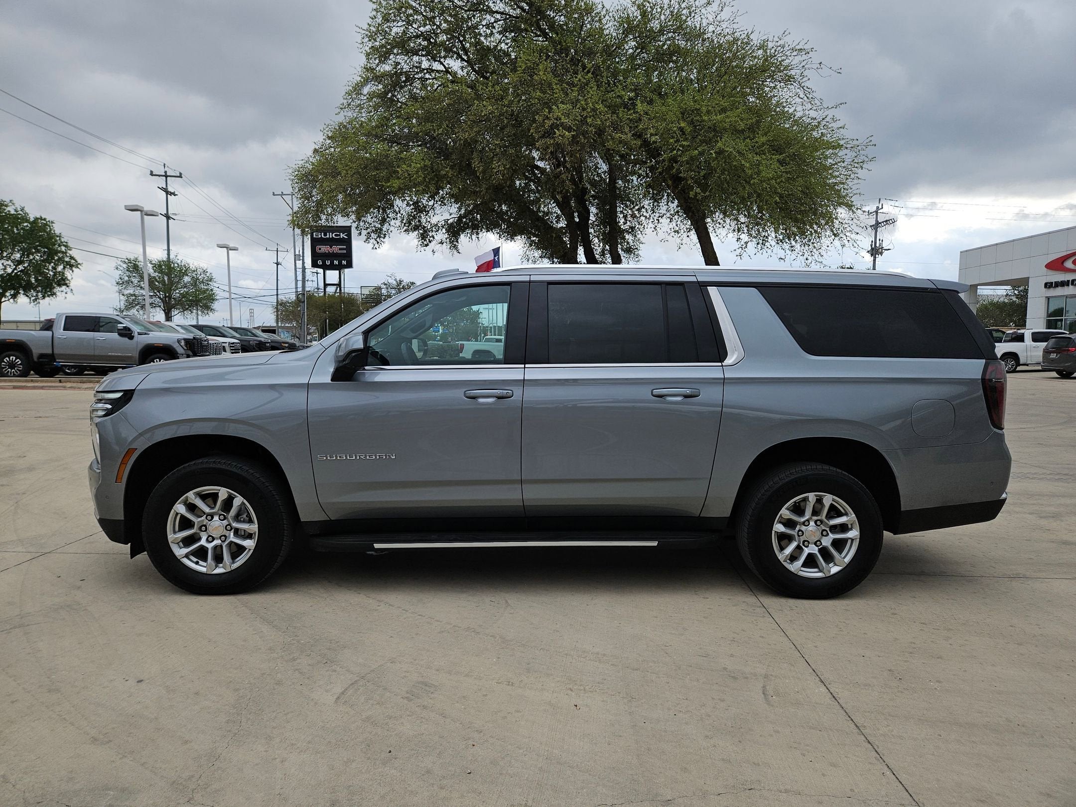 2025 Chevrolet Suburban LT