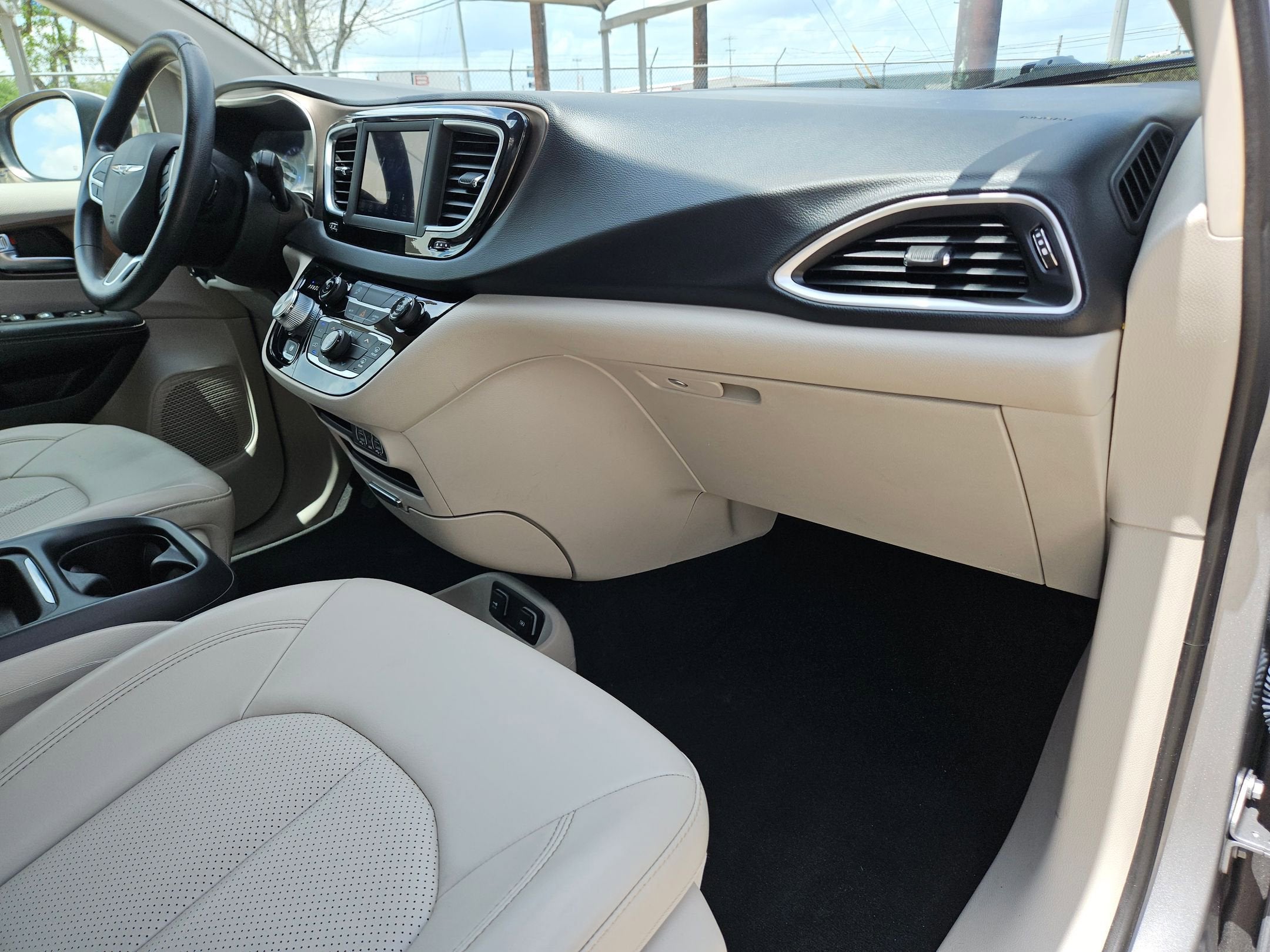 2021 Chrysler Voyager LXI