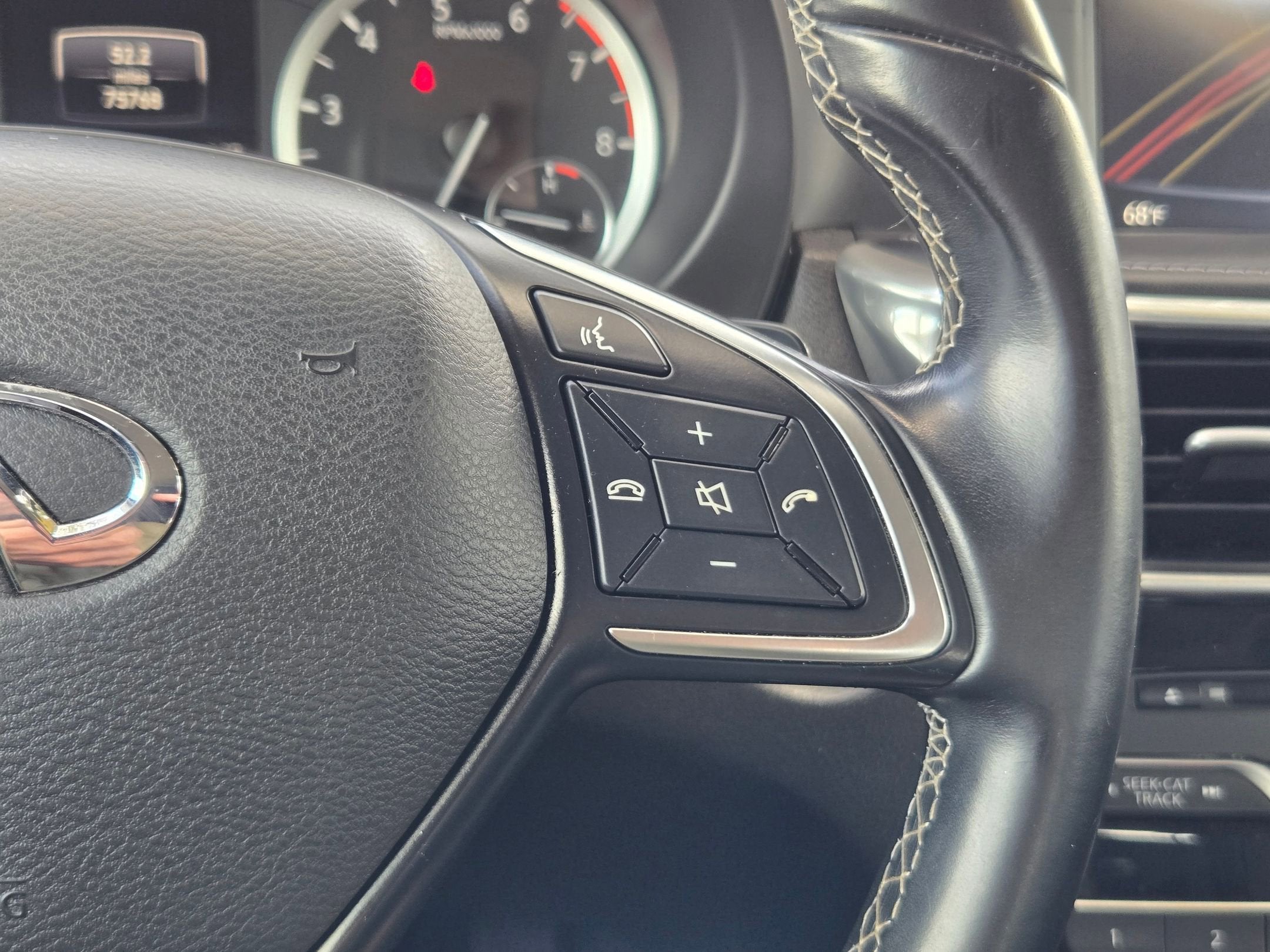 2017 INFINITI QX30 Premium