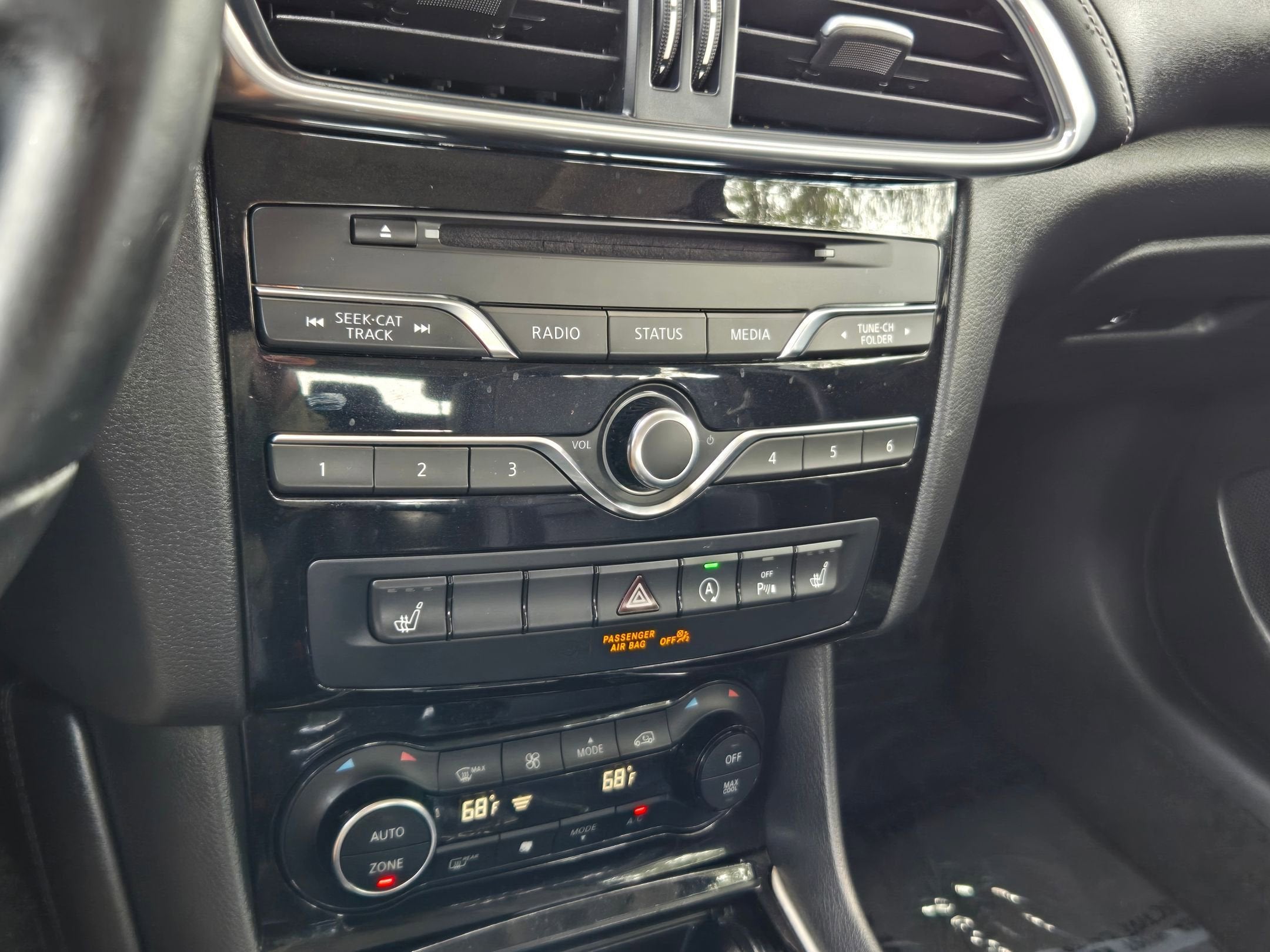 2017 INFINITI QX30 Premium