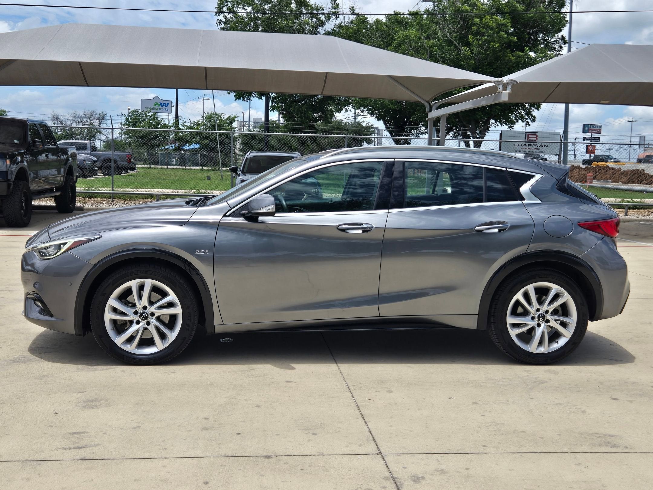 2017 INFINITI QX30 Premium
