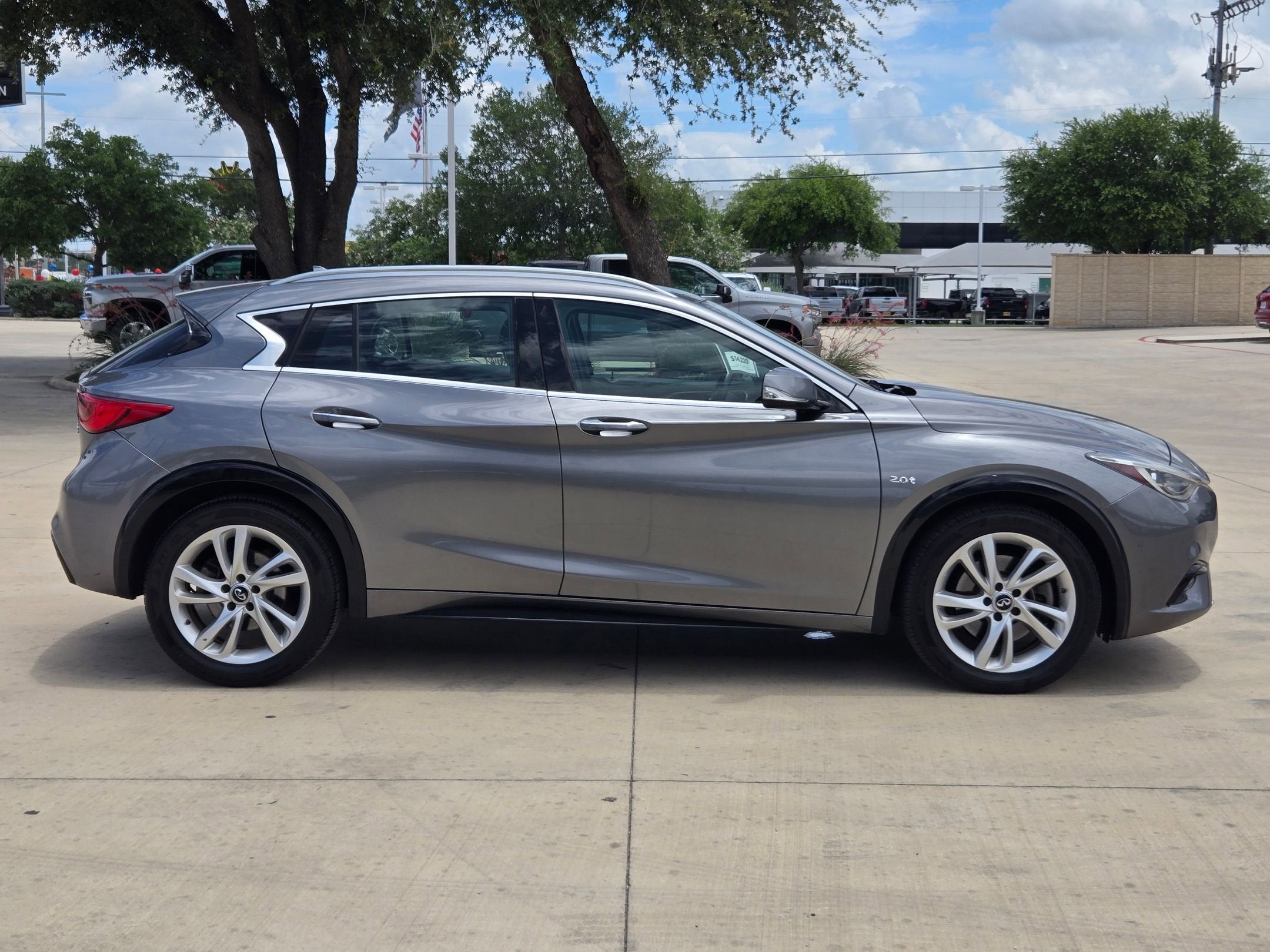 2017 INFINITI QX30 Premium
