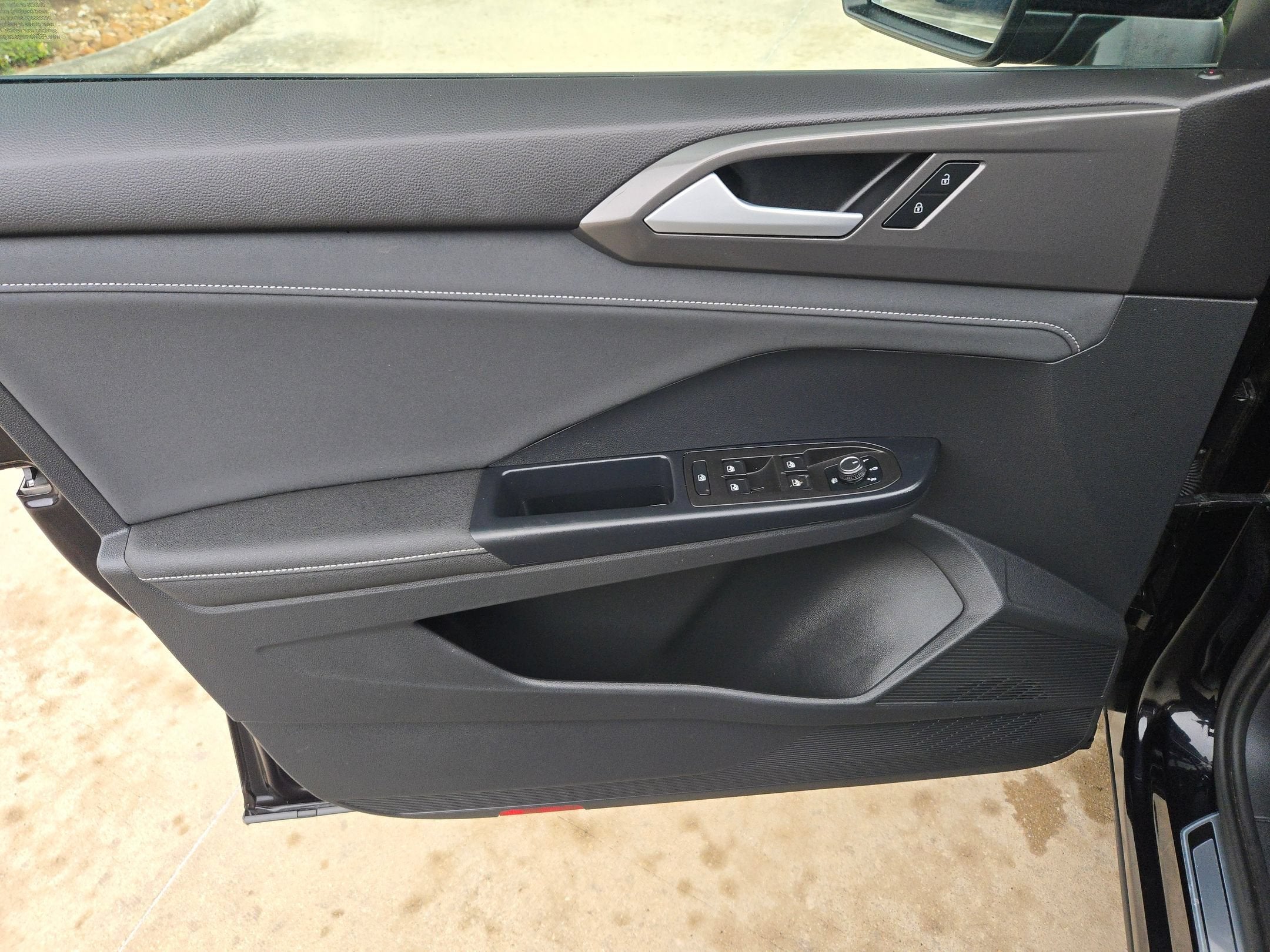 2025 Volkswagen Taos SE Black