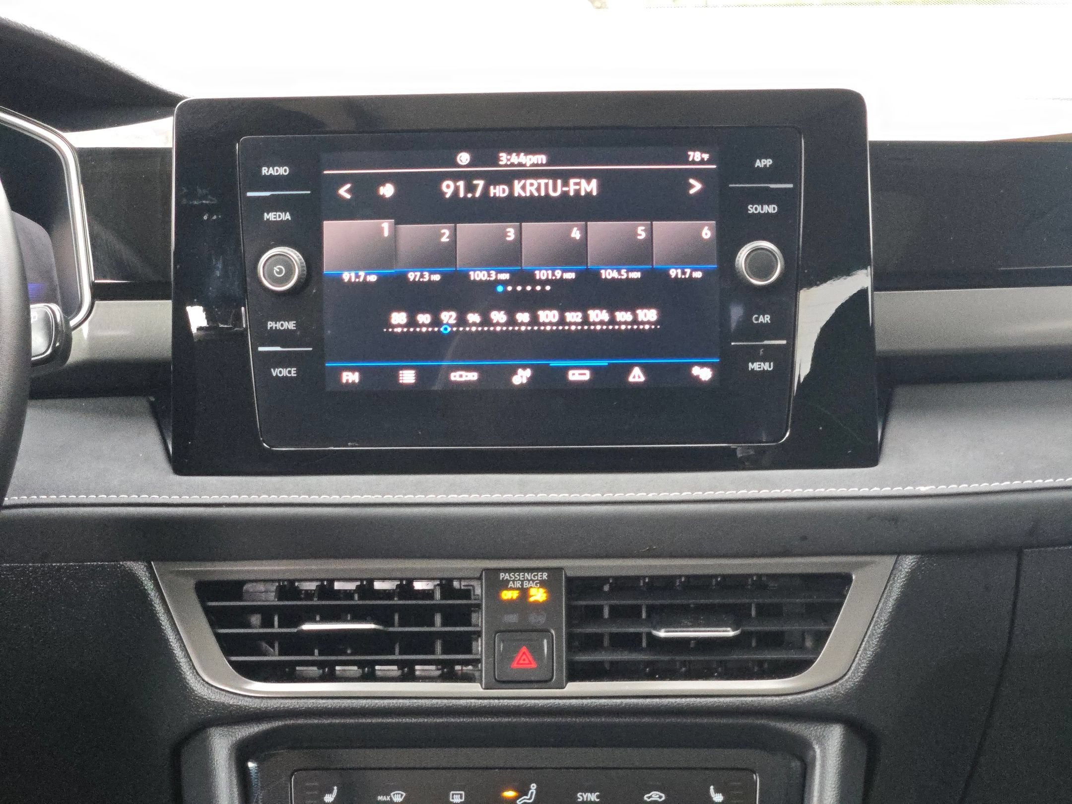 2025 Volkswagen Taos SE Black
