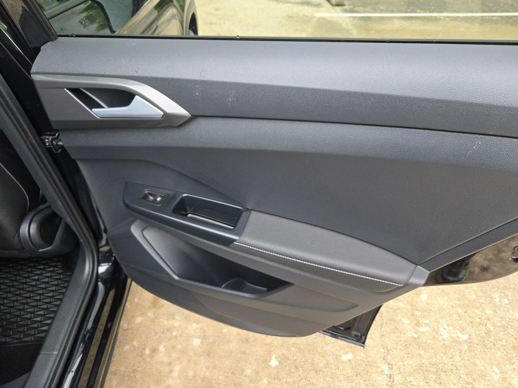 2025 Volkswagen Taos SE Black