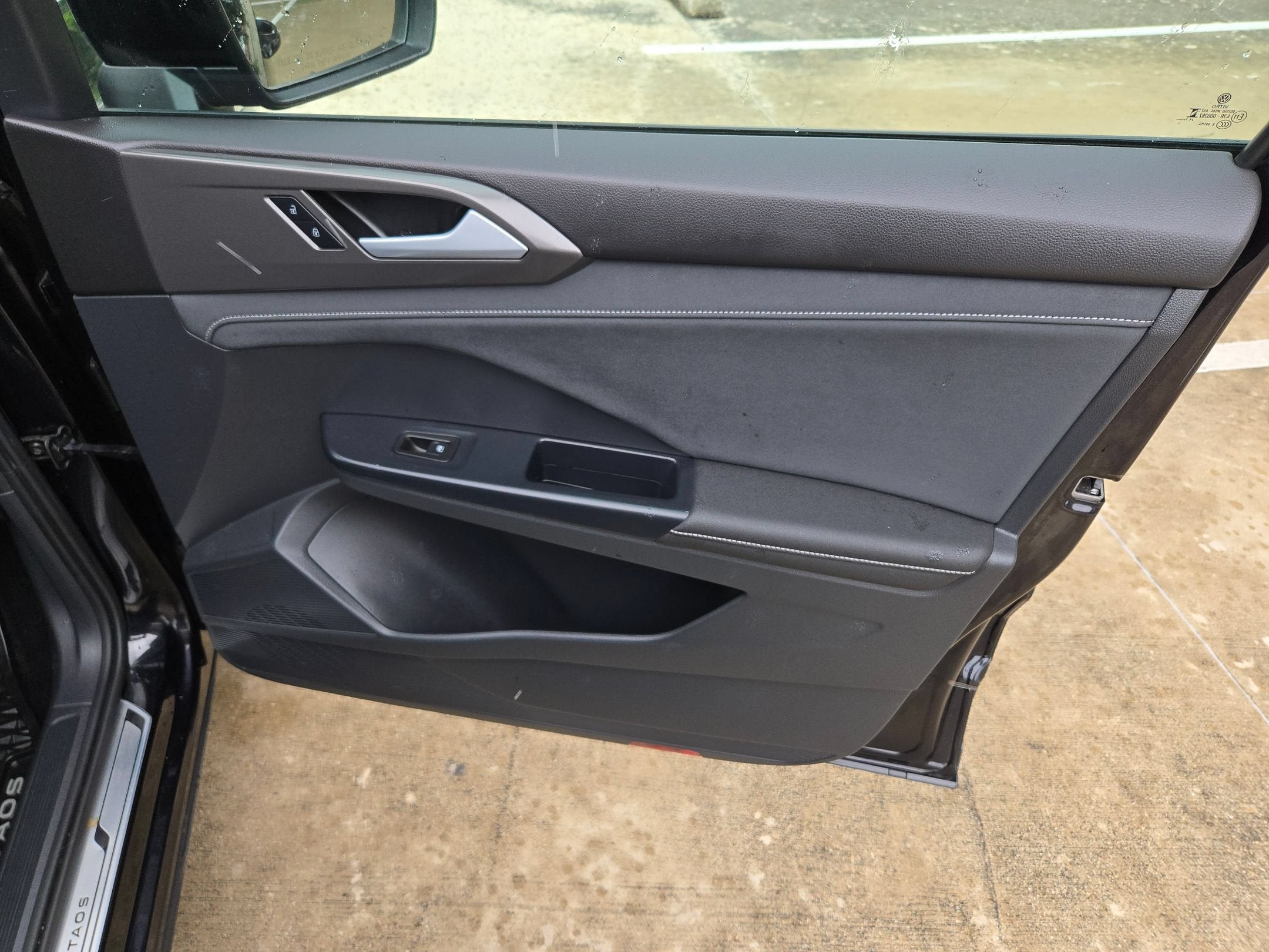 2025 Volkswagen Taos SE Black