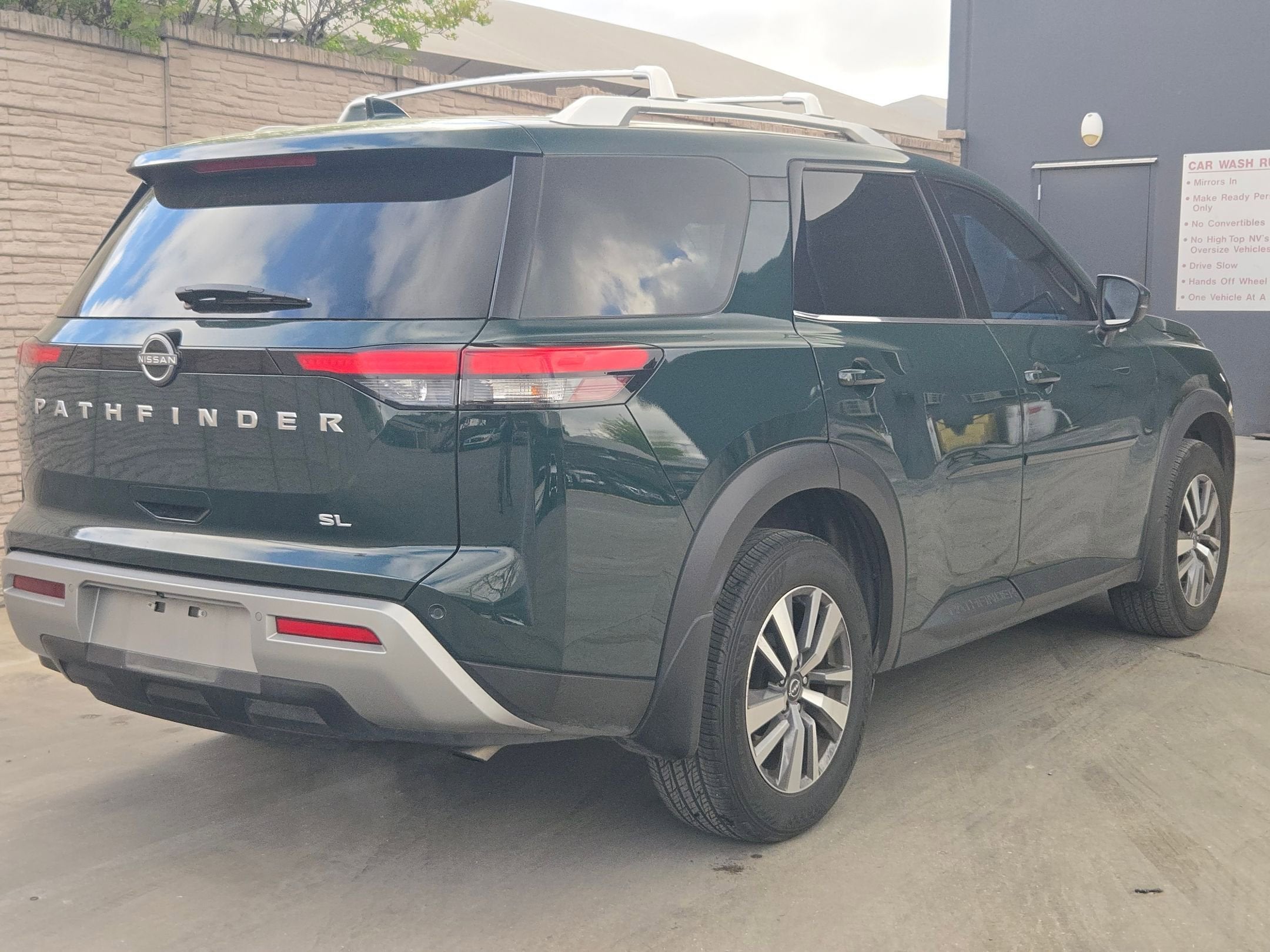 2024 Nissan Pathfinder SL